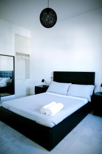 米兰米兰最佳住宿加早餐旅馆的一间卧室配有一张带白色毛巾的床