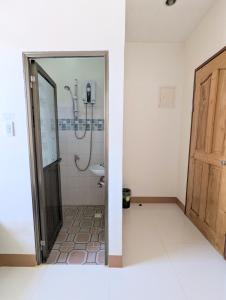 邦劳Charlina Inn Panglao的带淋浴、卫生间和门的浴室