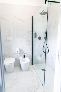 米兰米兰最佳住宿加早餐旅馆的白色的浴室设有卫生间和淋浴。