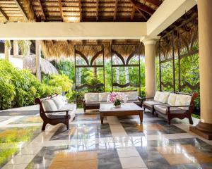 蓬塔卡纳Impressive Premium Punta Cana - All Inclusive的带沙发和桌子的客厅