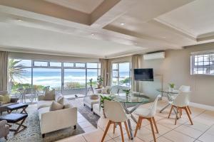赫曼努斯Hermanus Beachfront Lodge - Solar Power的客厅配有沙发和桌子