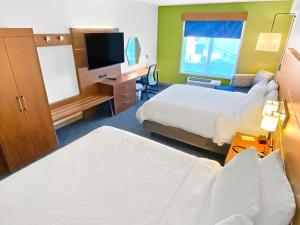 达洛尼加Holiday Inn Express & Suites - Dahlonega - University Area, an IHG Hotel的酒店客房设有两张床和电视。