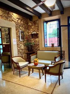巴利亚多利德卡萨蒂亚米莎酒店的客厅配有沙发、椅子和桌子