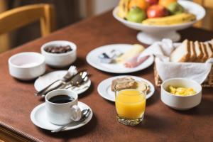 纳塔列斯港Hotel Big Sur的餐桌,盘子和一杯橙汁