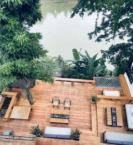 琅勃拉邦占城河景月光酒店的享有带椅子和池塘的天井的顶部景致