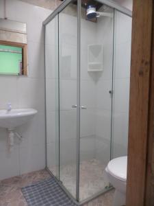 巴伊亚福尔莫萨Casinhas Vila Bonita Azul的带卫生间的浴室内的玻璃淋浴间