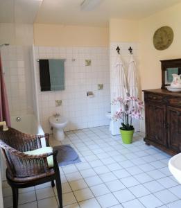 鲁汶德帕斯托里酒店的浴室配有卫生间、水槽和椅子