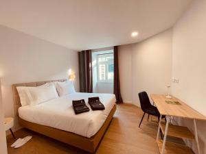 丰沙尔Living Funchal Executive的一间卧室配有一张床、一张桌子和一张书桌