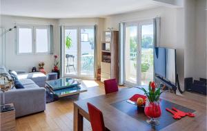 Triel-sur-SeineAwesome Apartment In Triel-sur-seine With Kitchen的客厅配有沙发和桌子