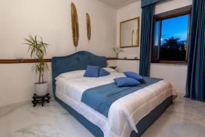 巴科利Villa Edelweiss的一间卧室配有蓝色和白色床单