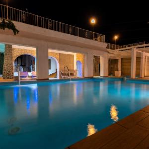 巴科利Villa Edelweiss的夜间游泳池,灯光照亮