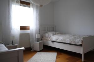Ferienwohnung Casa Bella的白色的卧室设有床和窗户