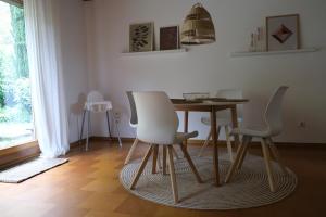 Ferienwohnung Casa Bella的一间带桌子和四把椅子的用餐室