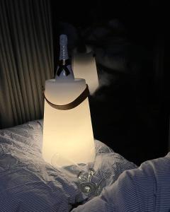 努克Aurora Hut by InukTravel的床上坐着一瓶葡萄酒