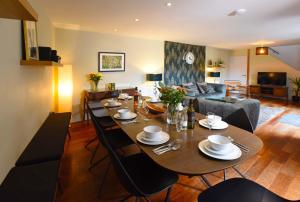 坎特伯雷Cedar House Canterbury的用餐室以及带桌椅的起居室。