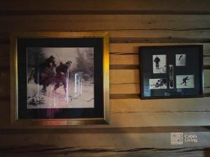 贝特斯托尔Solid and cozy cottage in a secluded location的挂在墙上的两张照片
