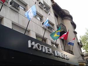 蒙得维的亚欧罗巴酒店的建筑一侧带有旗帜的酒店标志