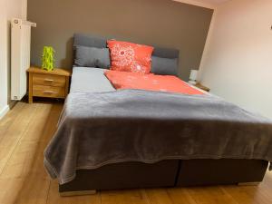 蒙绍Ferienhaus Piana的一间卧室配有一张带红色枕头的床