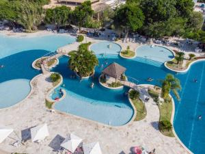 拉巴拉德纳圣米格尔ILOA Condomínio Resort Barra de São Miguel的享有度假村游泳池的顶部景致