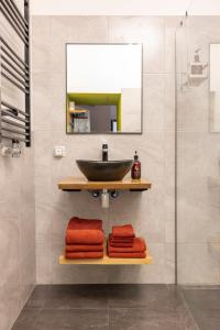 哈莱姆PASSAGE - historic boutique suite的浴室配有盥洗盆、镜子和毛巾