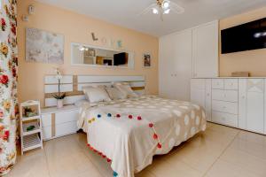 圣米格尔德阿沃纳Ocean View Duplex Tenerife ( Golf del Sur)的卧室配有一张白色大床和镜子