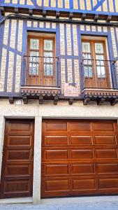 莫加拉斯Casa Rural Buenavista的大楼内两套车库门