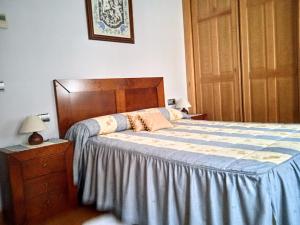 莫加拉斯Casa Rural Buenavista的一间卧室设有一张大床和一扇木门