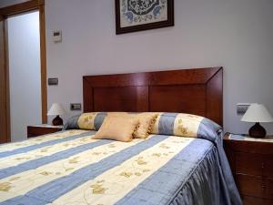 莫加拉斯Casa Rural Buenavista的一间卧室配有一张大床和木制床头板
