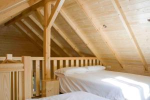 坎普罗东艾尔斯罗雷斯露营酒店的木制阁楼间 - 带一张床