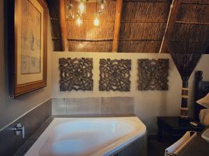 范德拜尔帕克Little Eden Guest Lodge的客房内的浴室设有大浴缸