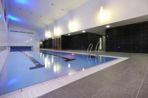 戈尔韦克莱顿戈尔韦酒店的大楼内一个蓝色的大型游泳池