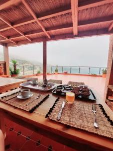 依索安Peak House Imsouane的一张带食物的桌子,享有海景