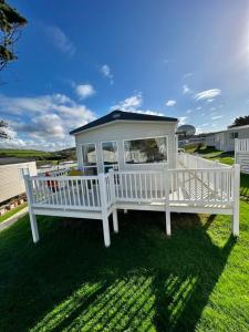 Newquay Bay ResortNewquay Bay Resort - Summer Days 135的坐在草地上的白色凉亭