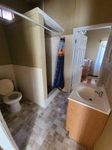 CanouanCozy 2 bedroom beachfront cabin的一间带水槽和卫生间的浴室
