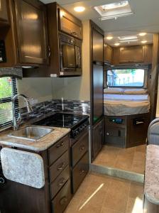 里西达AJ-XL RV Rental的一间带水槽和床的厨房