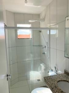 萨尔瓦多Sol de Bora Bora 101的带淋浴、卫生间和盥洗盆的浴室