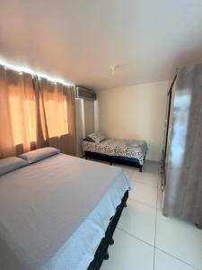 萨尔瓦多Sol de Bora Bora 101的一间卧室,配有两张床
