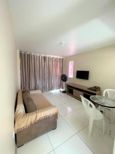 萨尔瓦多Sol de Bora Bora 101的一间卧室配有一张床、一张桌子和一台电视