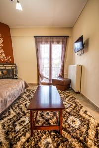 卡拉维塔安纳斯琼酒店的客房设有茶几、床和窗户。