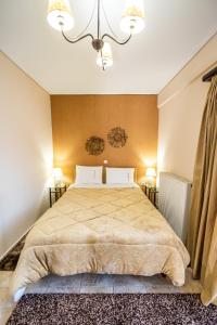 卡拉维塔安纳斯琼酒店的一间卧室配有一张大床和两盏灯。