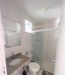萨尔瓦多Sol de Bora Bora 103的一间带卫生间、水槽和镜子的浴室