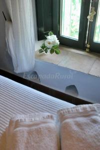 ZufreFinca La Vicaria PALOMAR的一间卧室设有一张床和一扇鲜花窗户