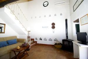 ZufreFinca La Vicaria PALOMAR的带沙发和壁炉的客厅