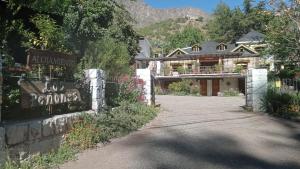 圣阿方索Hostal Los Peñones的车道前有标志的房子