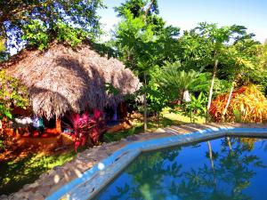 拉斯加勒拉斯拉兰查塔旅馆的一个带游泳池和茅草小屋的度假村