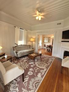 阿尔派恩Holland House - Historic and Sophisticated的带沙发和壁炉的客厅