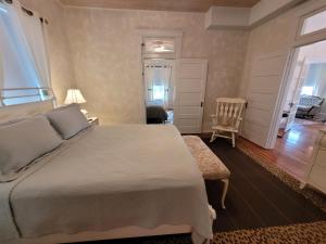 阿尔派恩Holland House - Historic and Sophisticated的一间卧室配有一张大床和一把椅子