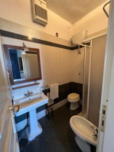 巴科利Villa Edelweiss的一间带水槽、卫生间和镜子的浴室