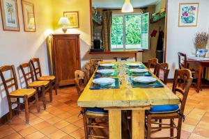 Belle maison de campagne au cœur de la nature - Maneva Appart的用餐室配有大型木桌和椅子