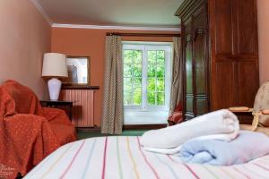 Belle maison de campagne au cœur de la nature - Maneva Appart的一间卧室设有一张床和一个窗口